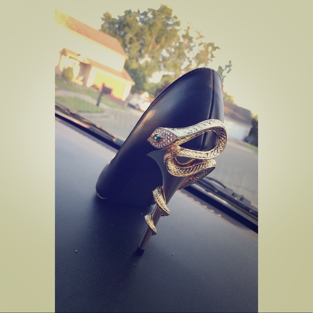 snake encircled stiletto heel 😍👠